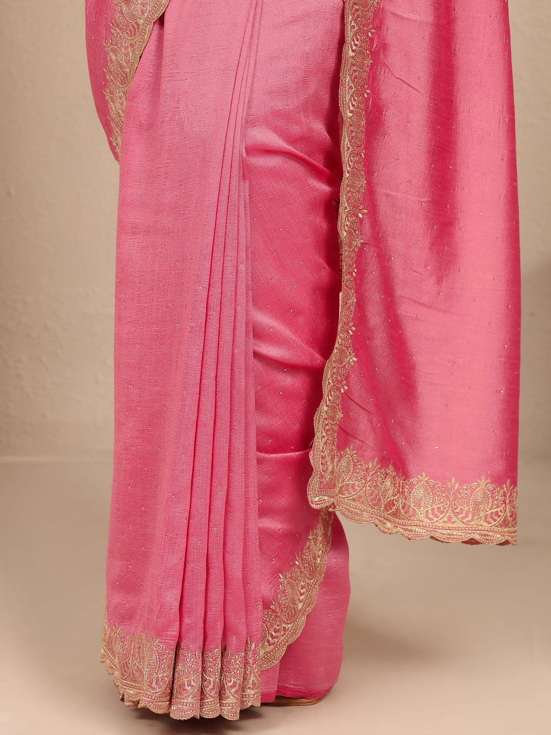 Coral Embellished Silk Blend Saree With Unstitched Blouse Piece