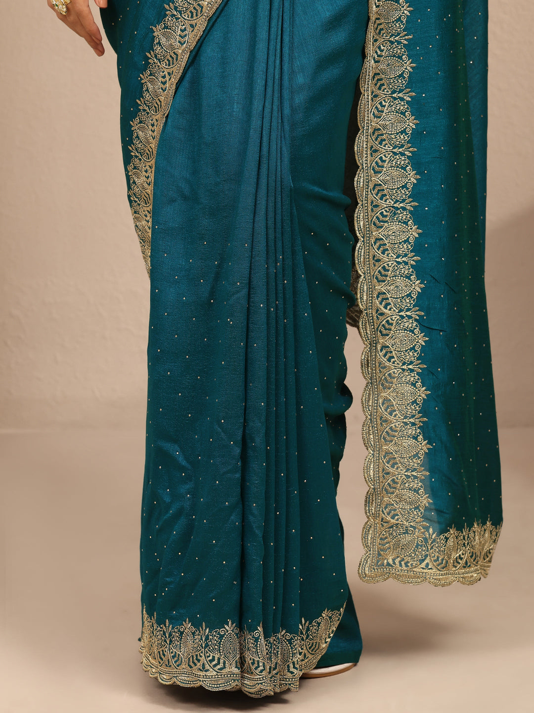 Teal Embellished Silk Blend Saree With Unstitched Blouse Piece