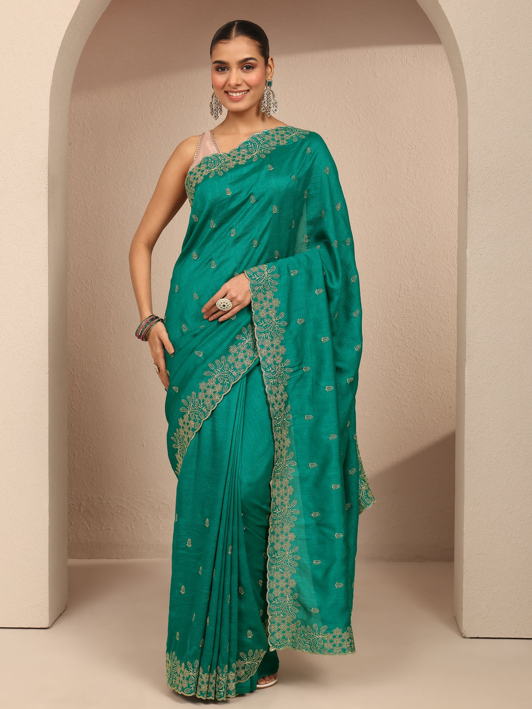 Green Embroidered Silk Blend Saree With Unstitched Blouse Piece
