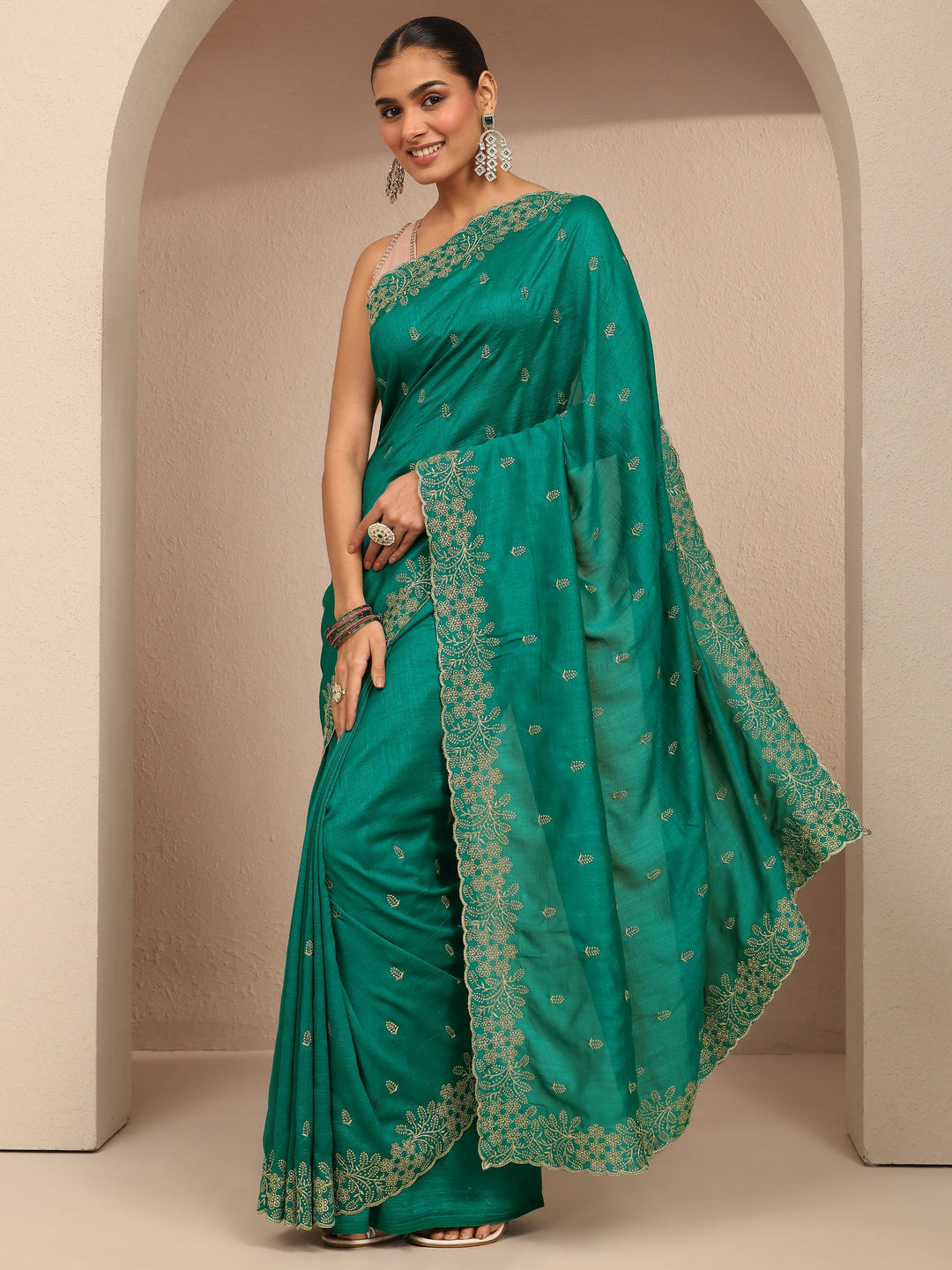 Green Embroidered Silk Blend Saree With Unstitched Blouse Piece
