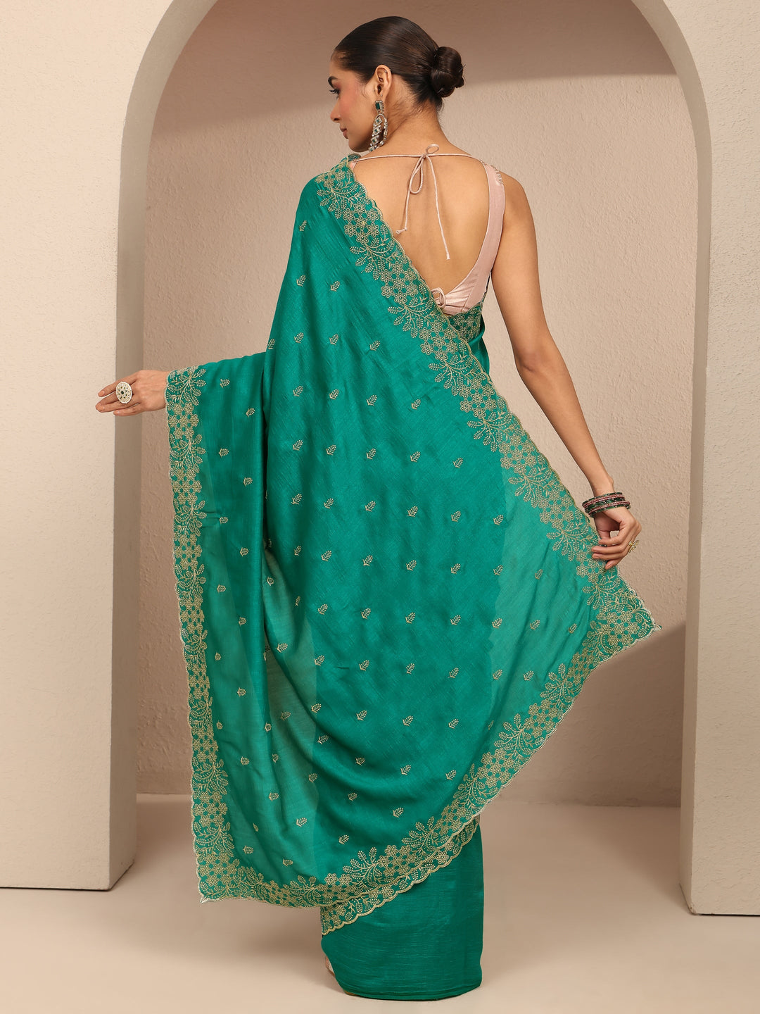 Green Embroidered Silk Blend Saree With Unstitched Blouse Piece