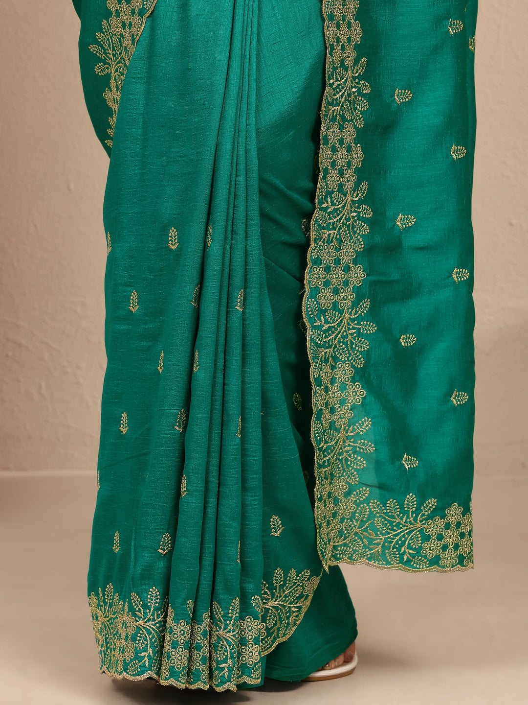 Green Embroidered Silk Blend Saree With Unstitched Blouse Piece