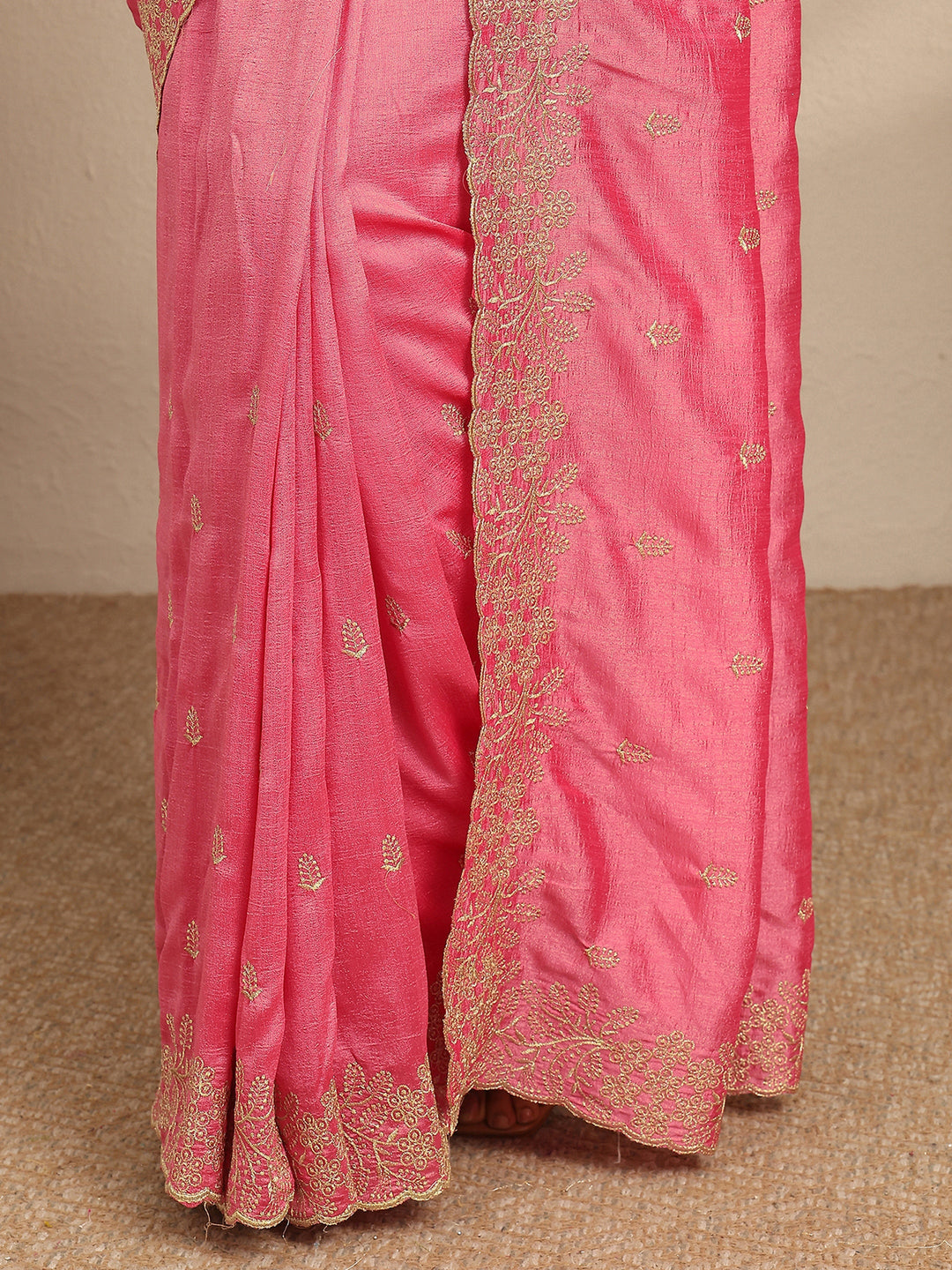 Coral Embroidered Silk Blend Saree With Unstitched Blouse Piece
