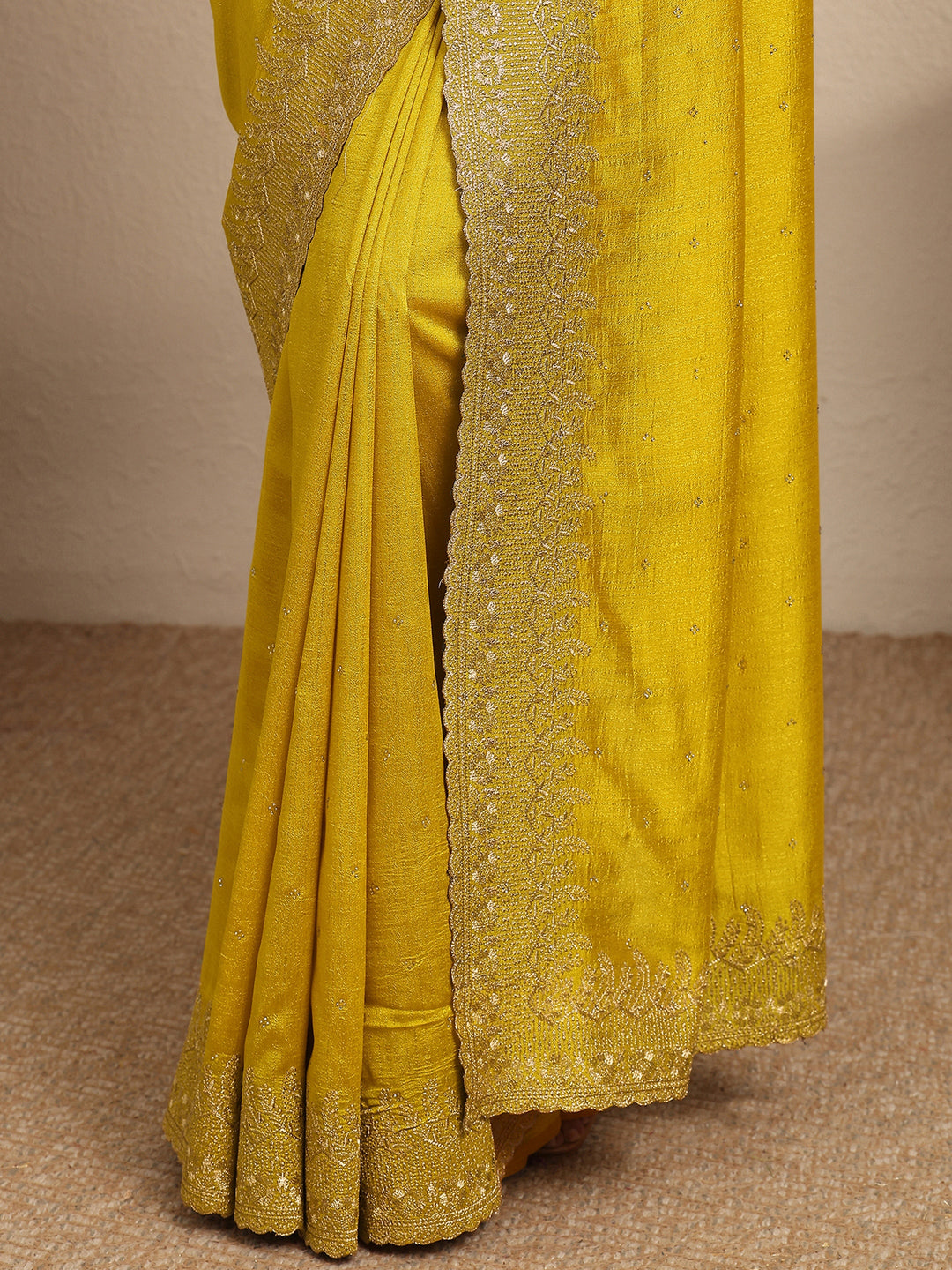 Mustard Embellished Silk Blend Saree With Unstitched Blouse Piece