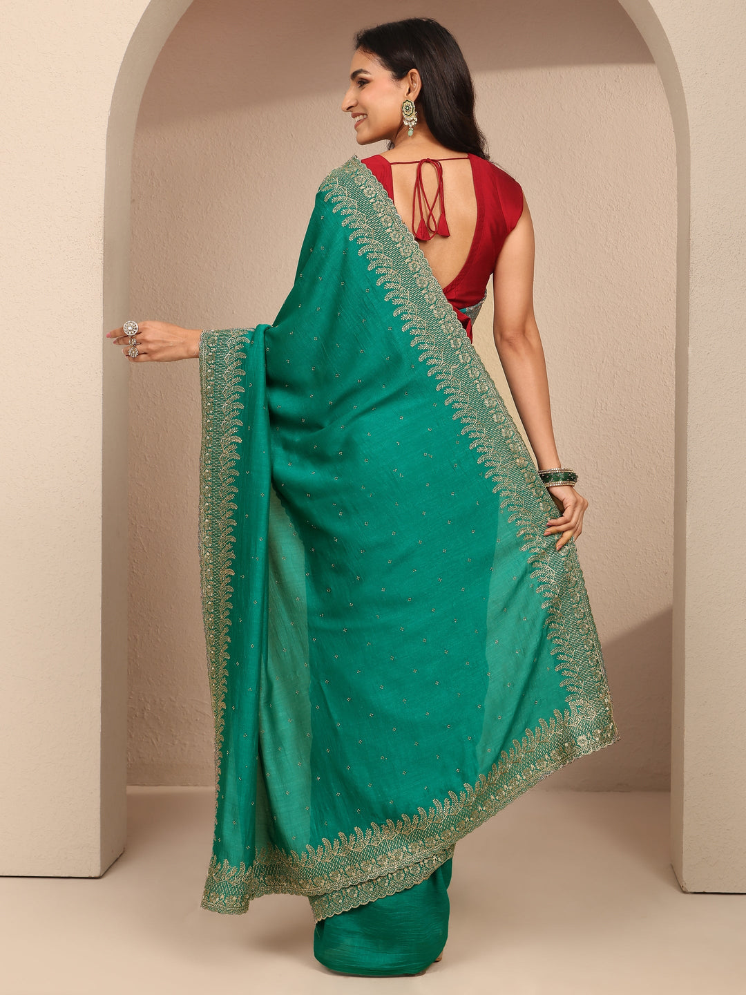 Green Embellished Silk Blend Saree With Unstitched Blouse Piece