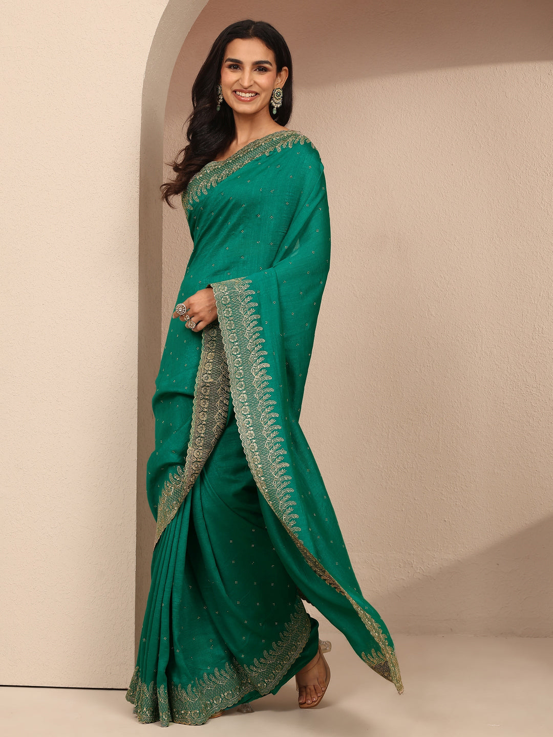 Green Embellished Silk Blend Saree With Unstitched Blouse Piece