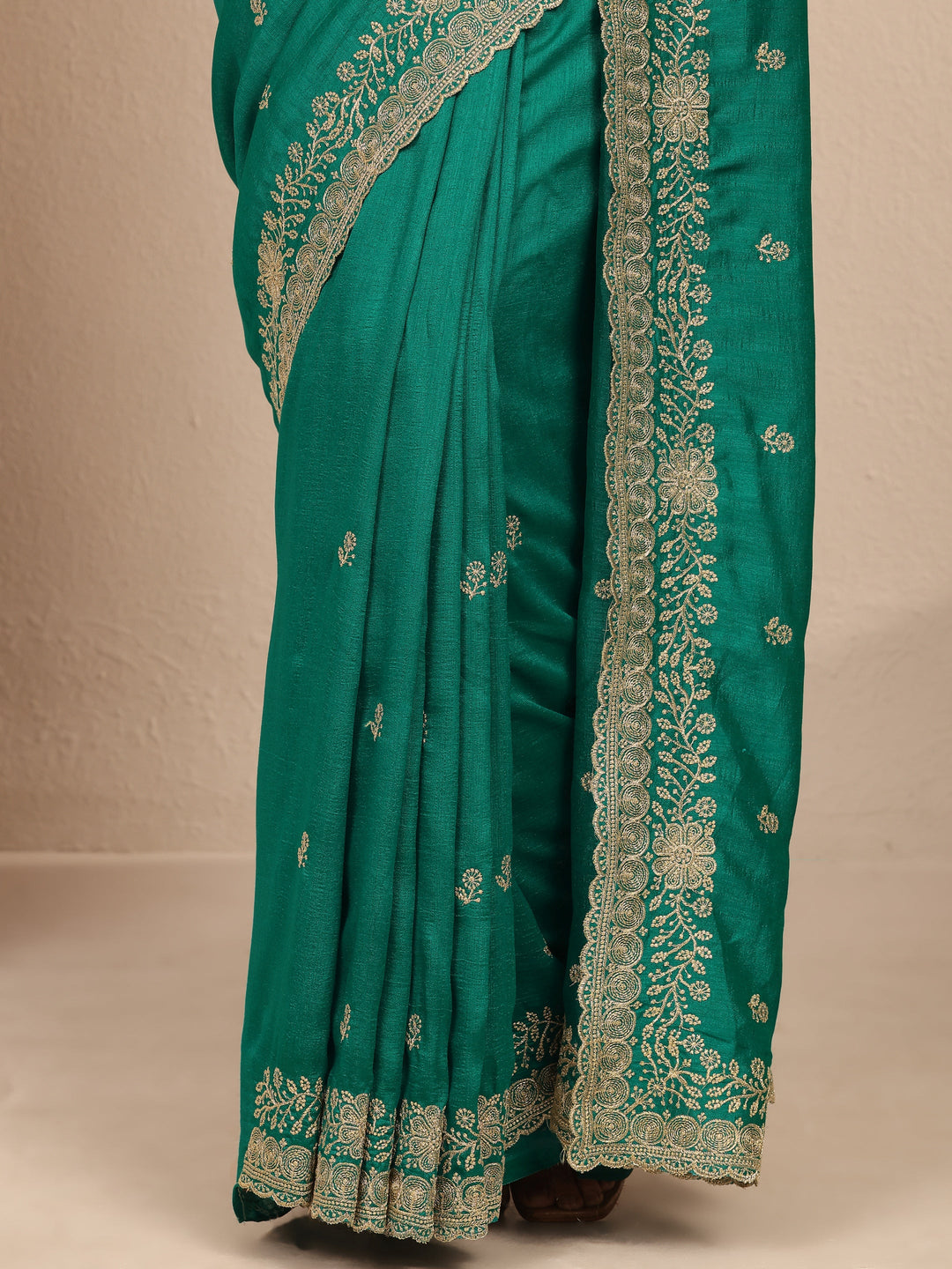 Green Embroidered Silk Blend Saree With Unstitched Blouse Piece