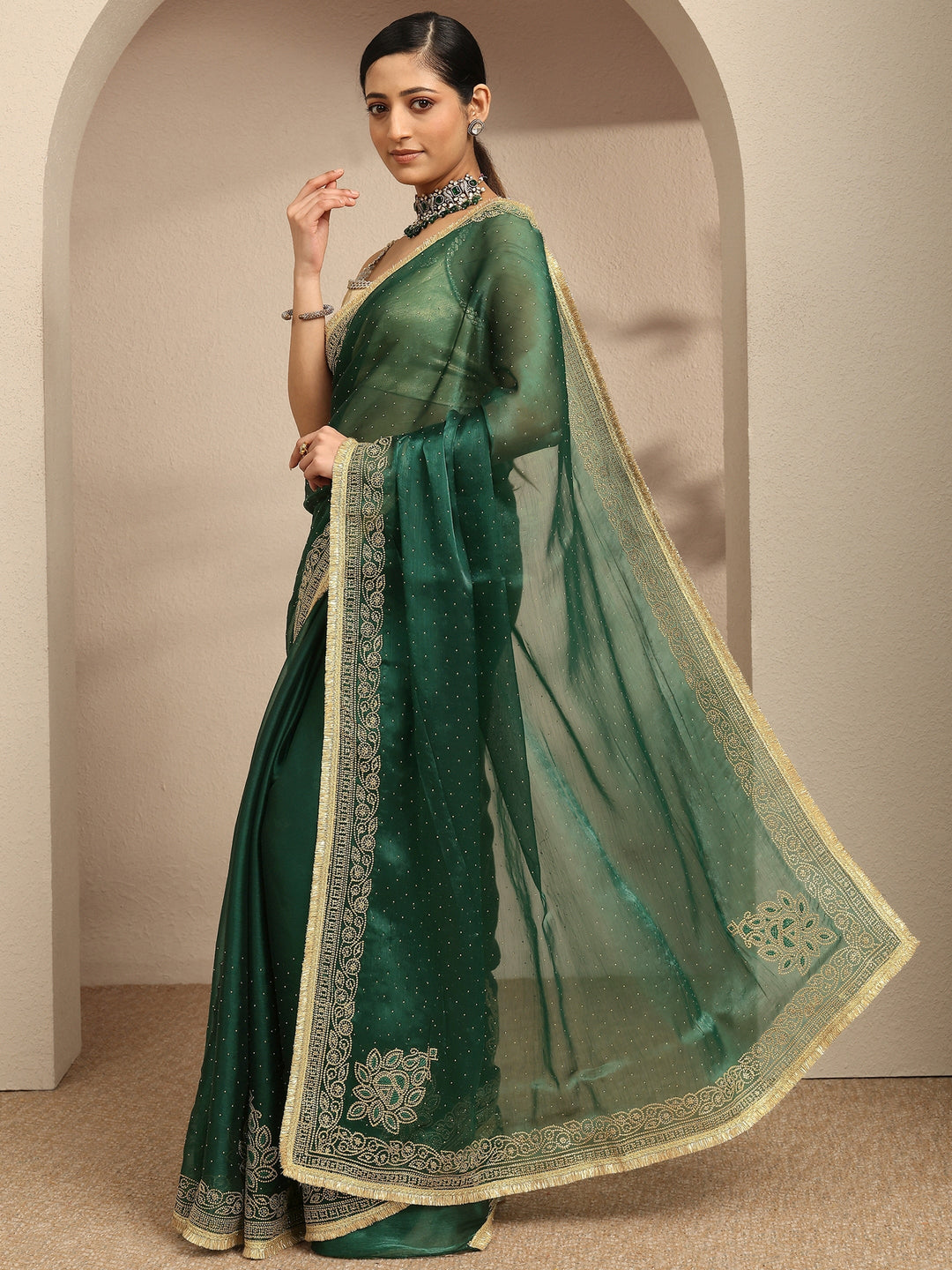 Green Embellished Silk Blend Saree With Unstitched Blouse Piece