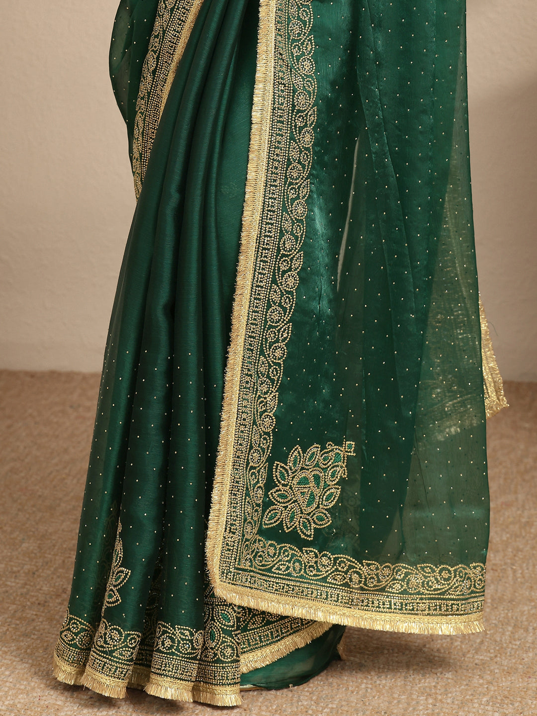 Green Embellished Silk Blend Saree With Unstitched Blouse Piece