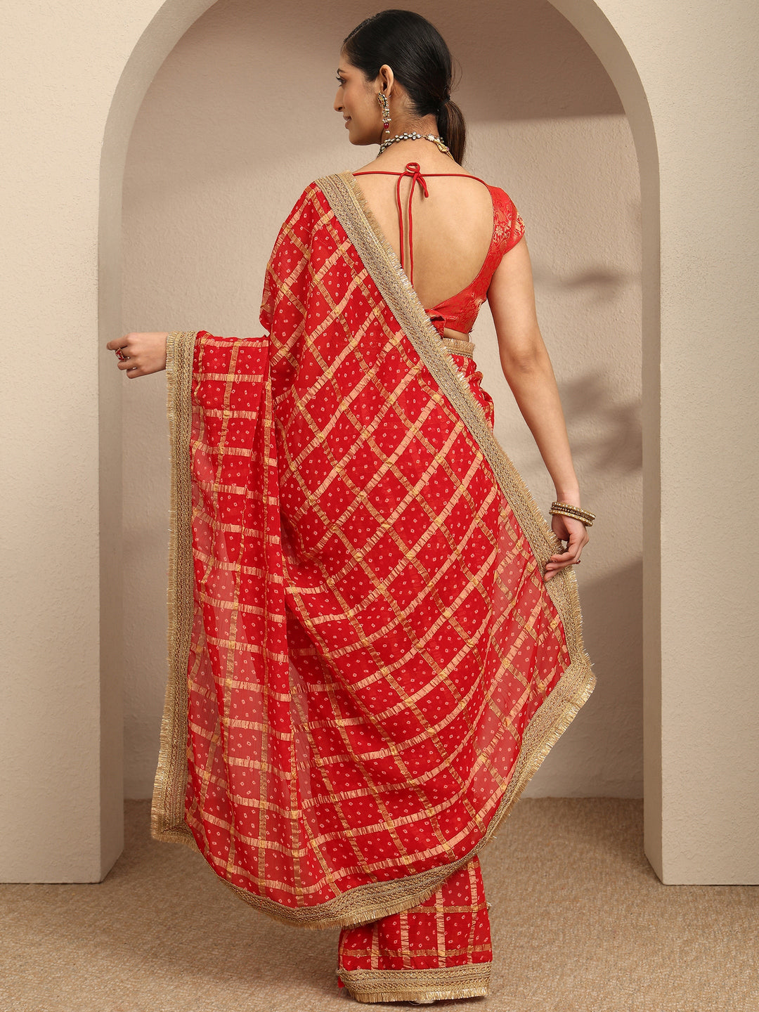 Red Bandhani Printed Silk Blend Saree With Unstitched Blouse Piece