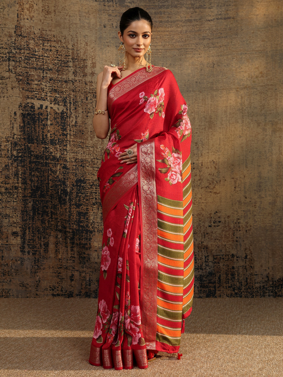 Red Printed Silk Blend Saree With Unstitched Blouse Piece