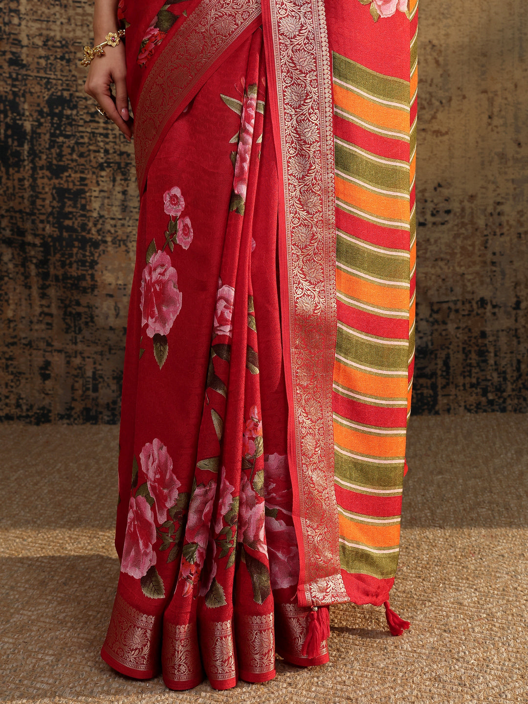 Red Printed Silk Blend Saree With Unstitched Blouse Piece