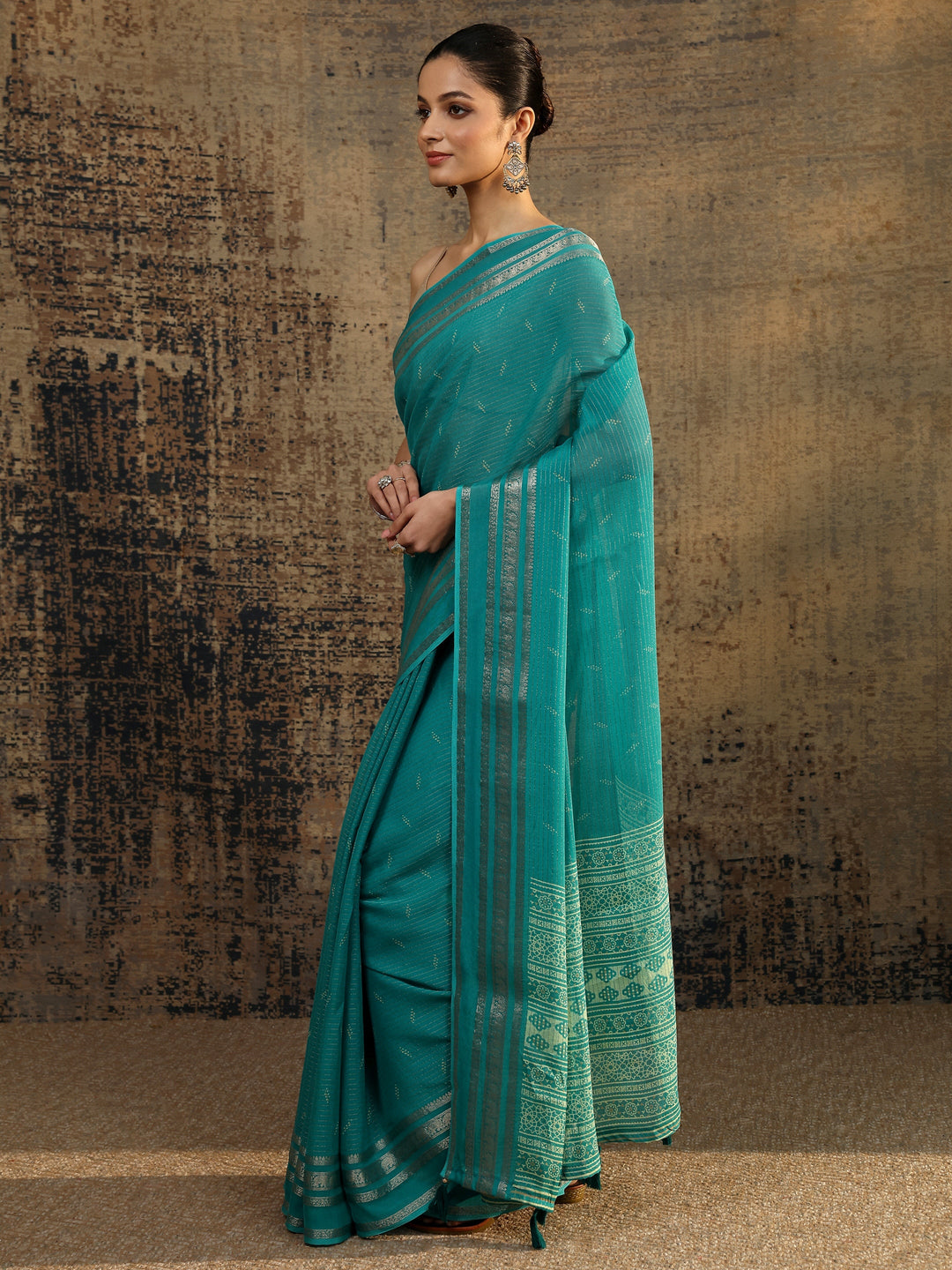 Blue Embellished Silk Blend Saree With Unstitched Blouse Piece