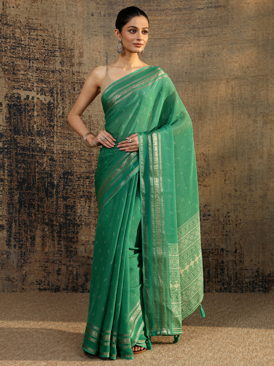 Green Embellished Silk Blend Saree With Unstitched Blouse Piece