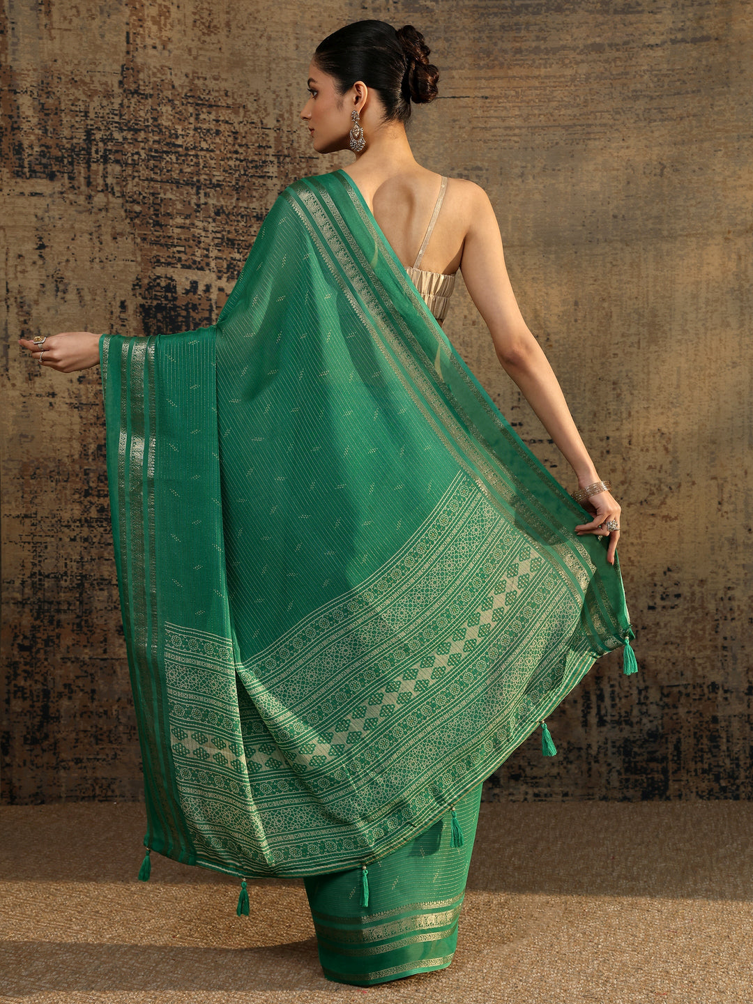 Green Embellished Silk Blend Saree With Unstitched Blouse Piece