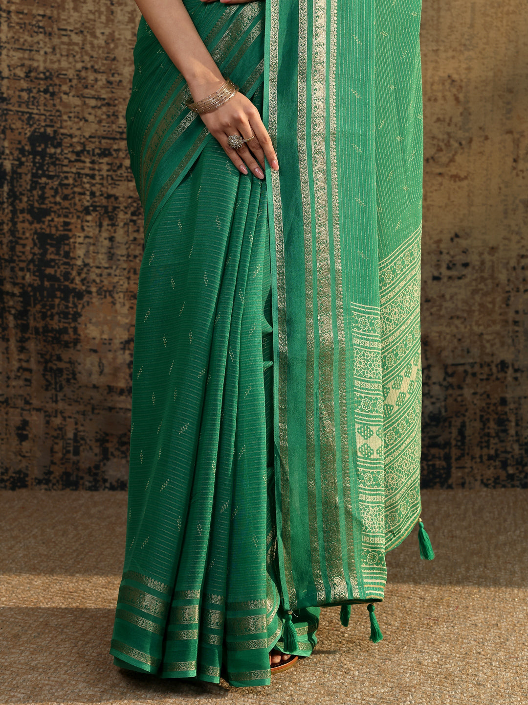 Green Embellished Silk Blend Saree With Unstitched Blouse Piece