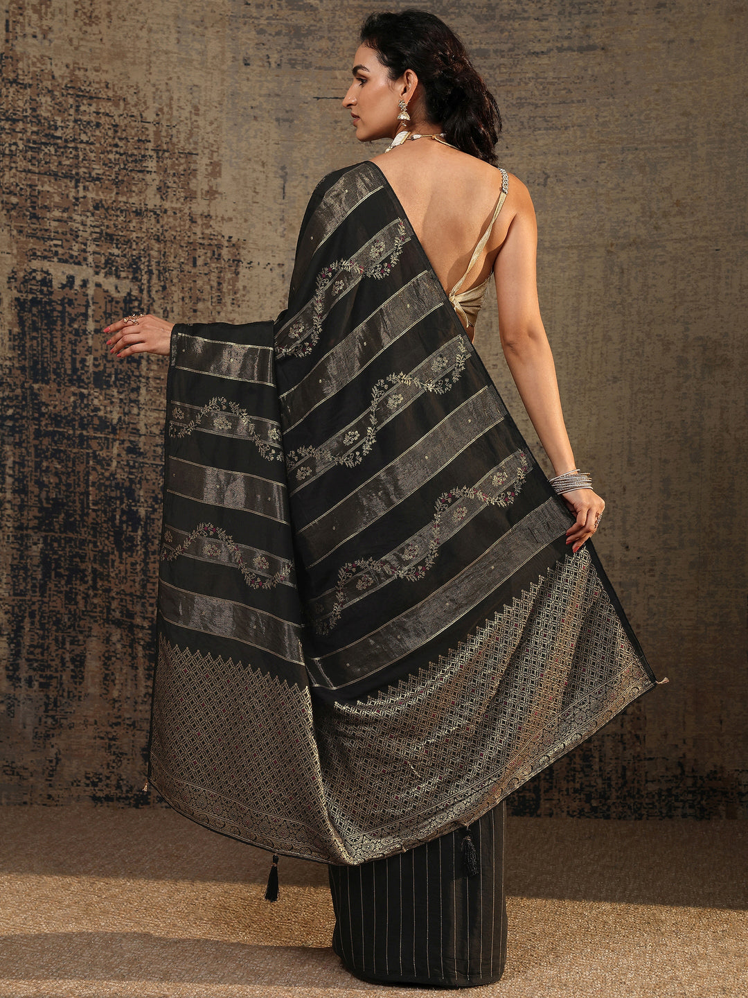 Black Woven Design Silk Blend Banarasi Saree With Unstitched Blouse Piece
