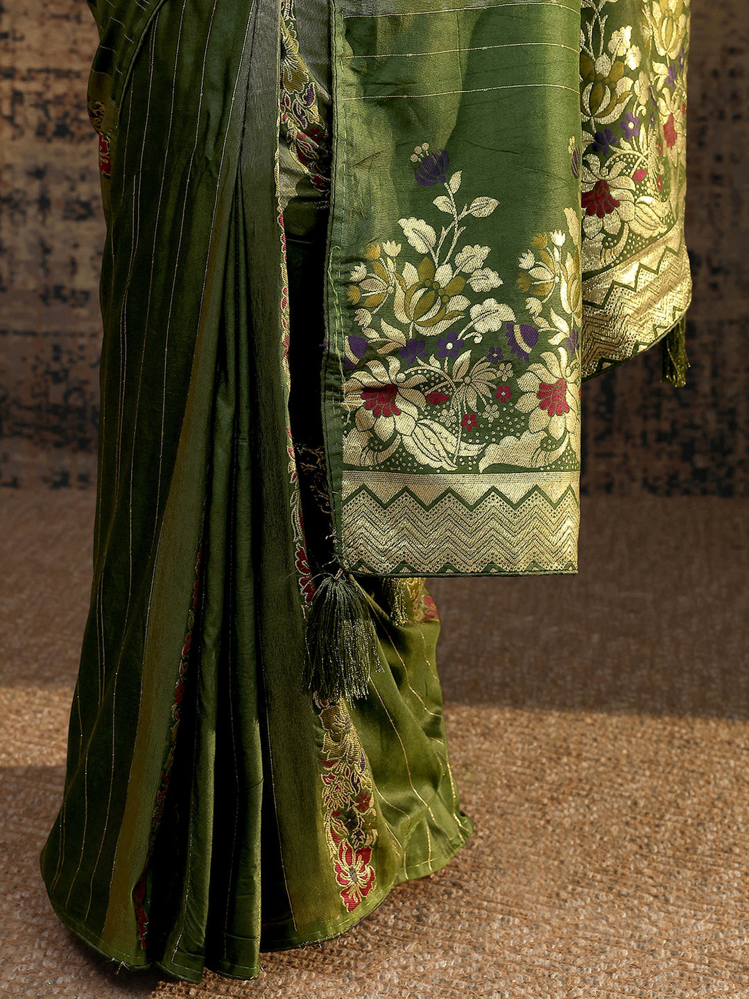 Green Woven Design Silk Blend Saree With Unstitched Blouse Piece