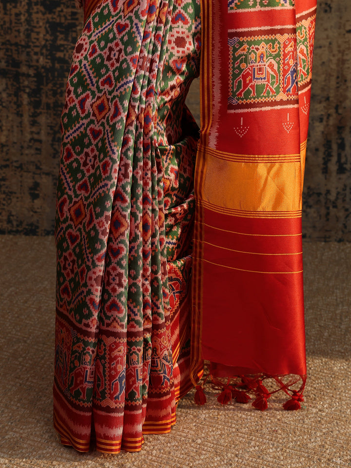 Green Printed Silk Saree With Unstitched Blouse Piece