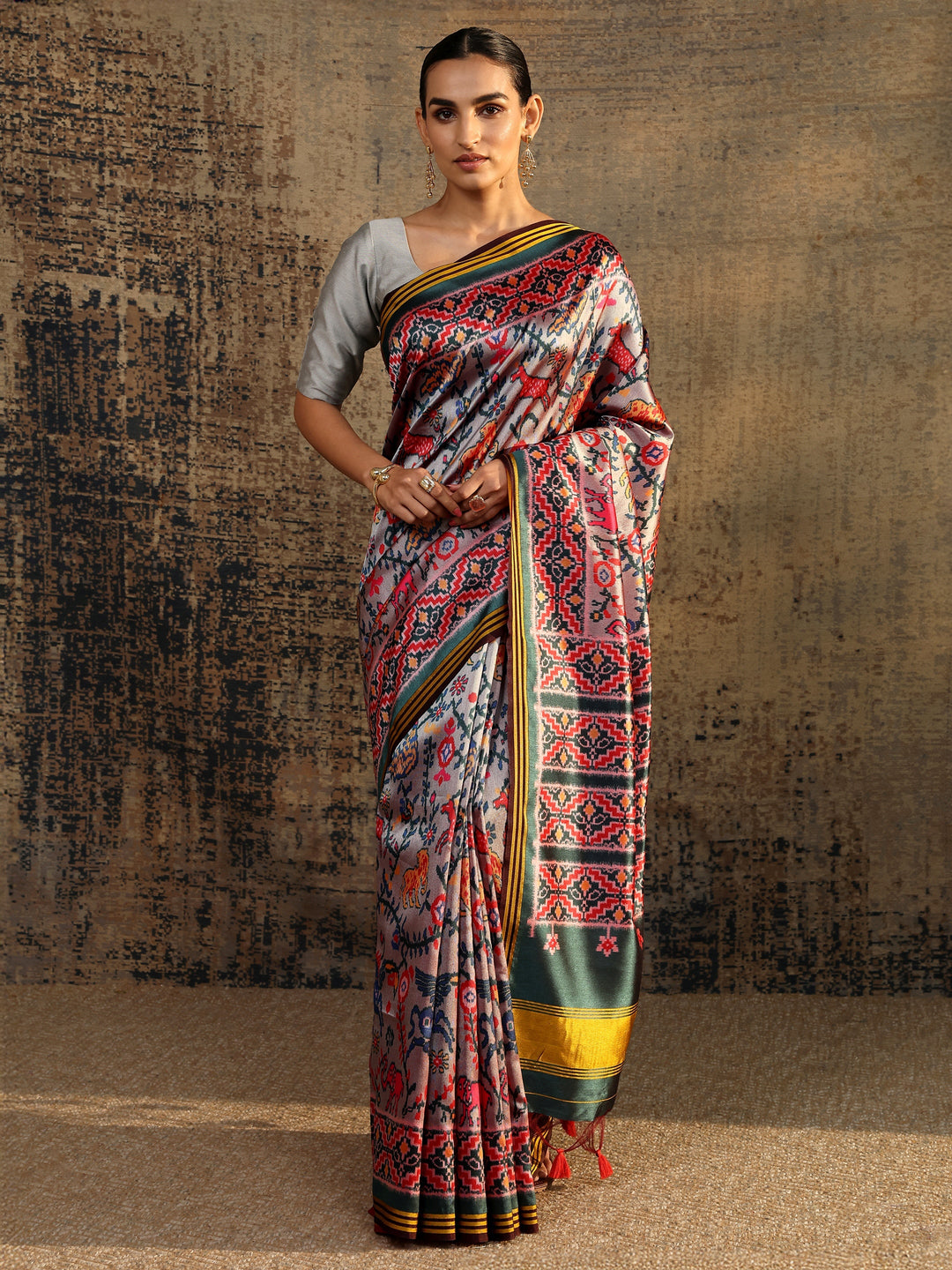 Grey Abstract Printed Silk Saree With Unstitched Blouse Piece