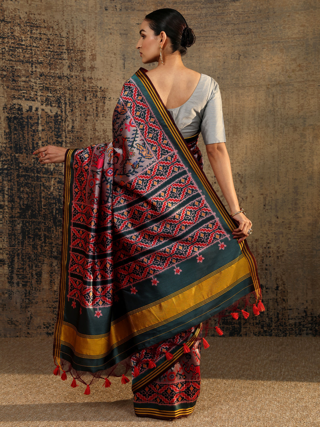 Grey Abstract Printed Silk Saree With Unstitched Blouse Piece