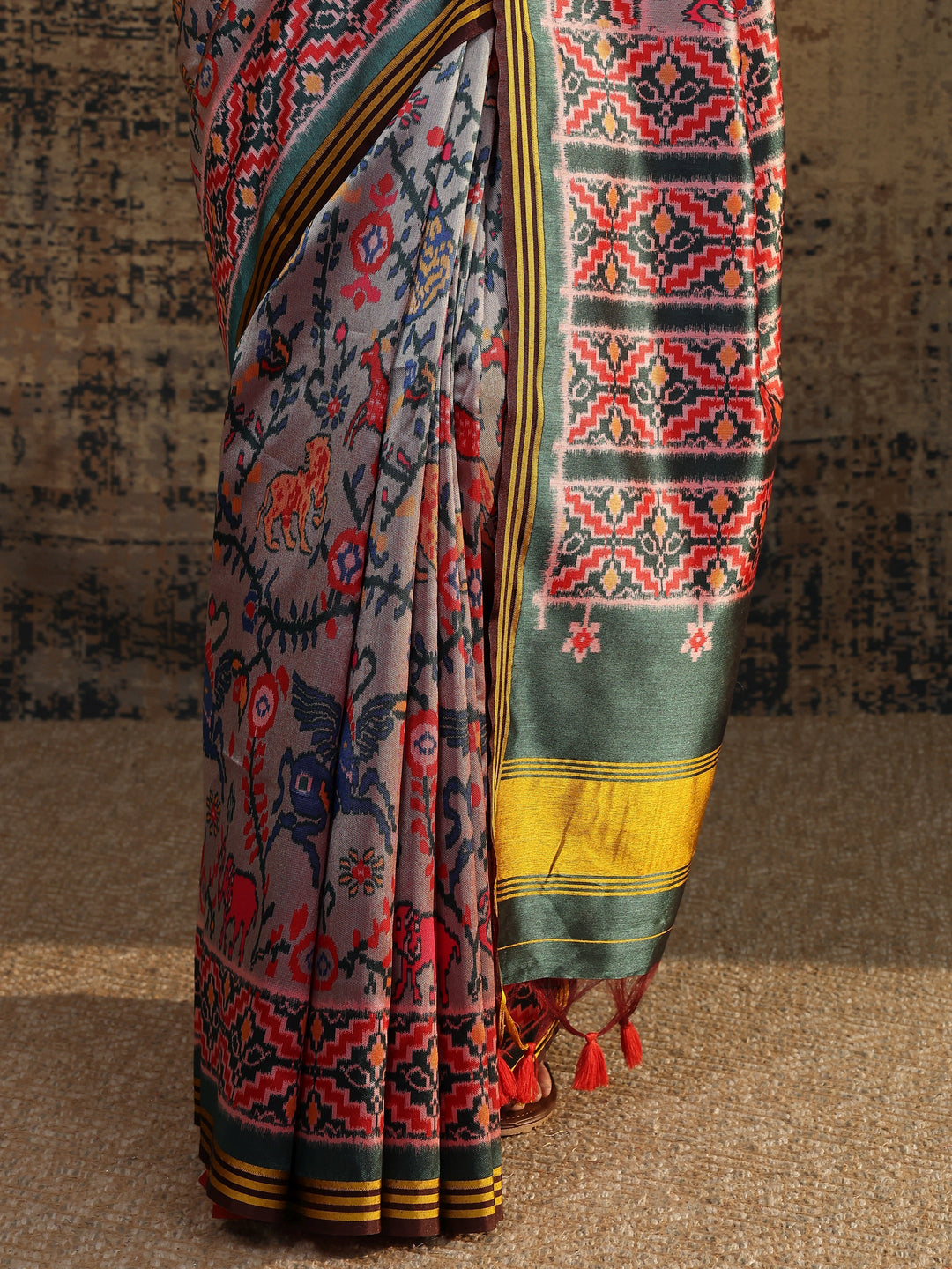 Grey Abstract Printed Silk Saree With Unstitched Blouse Piece