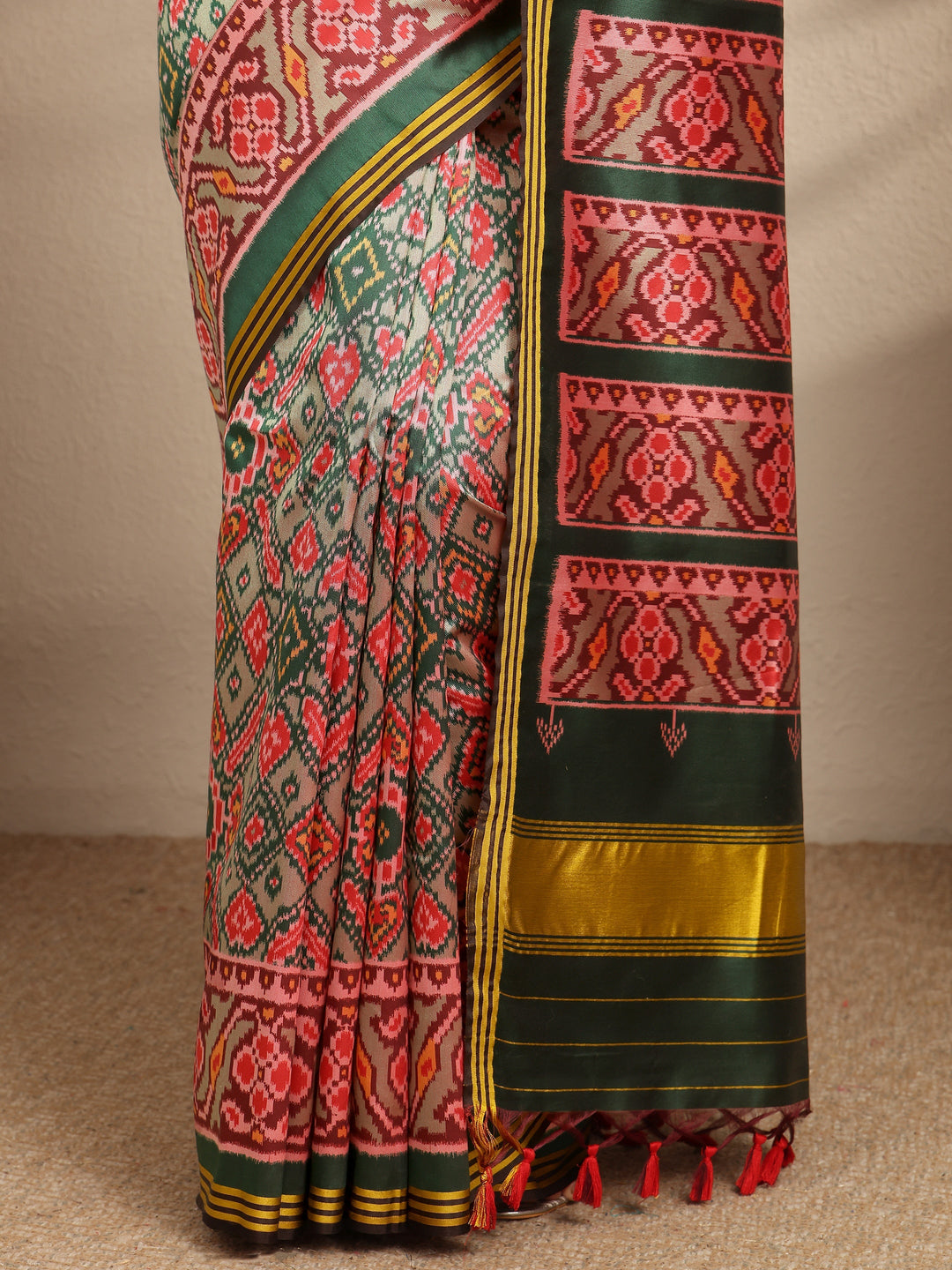 Green Printed Silk Saree With Unstitched Blouse Piece