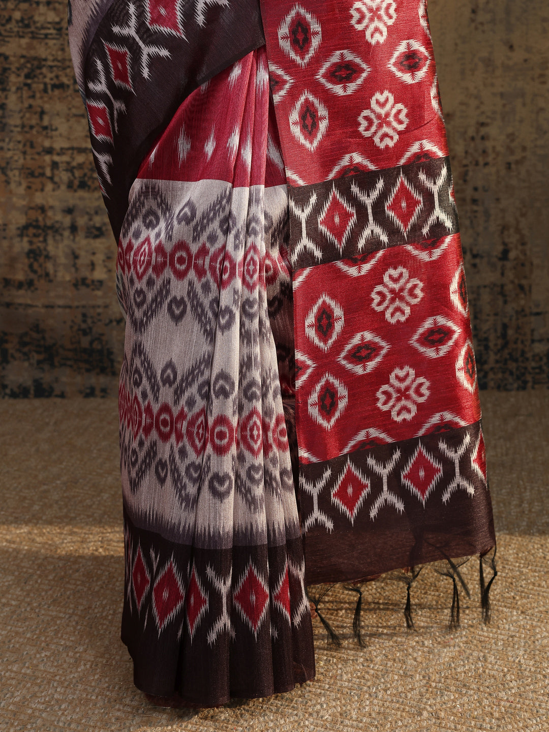 Red Printed Silk Saree With Unstitched Blouse Piece