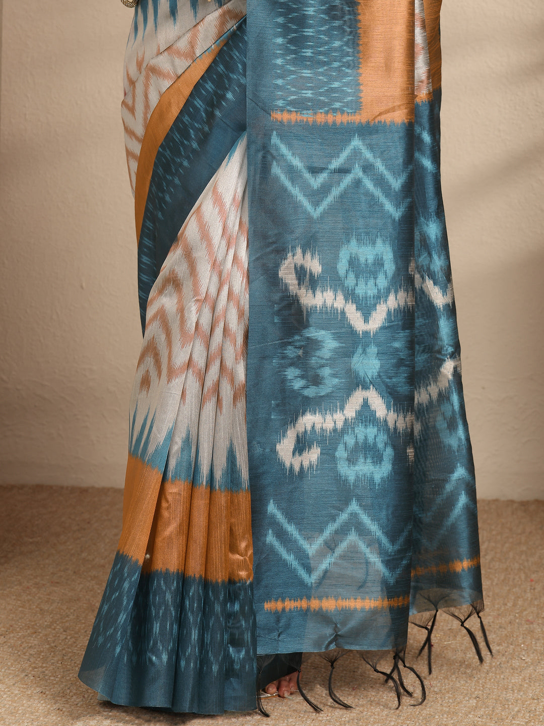 Teal Abstract Printed Silk Saree With Unstitched Blouse Piece