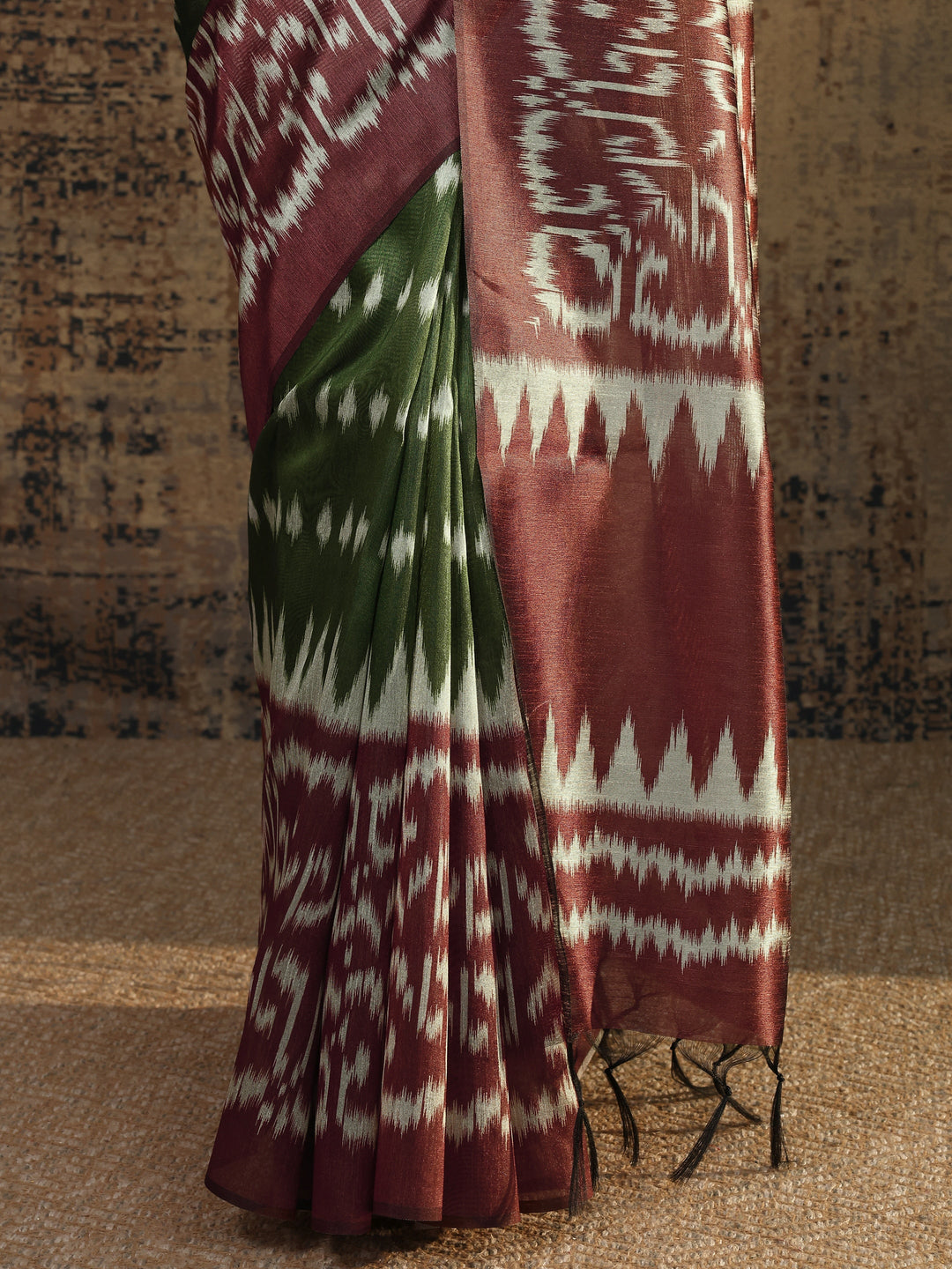 Green Abstract Printed Silk Saree With Unstitched Blouse Piece