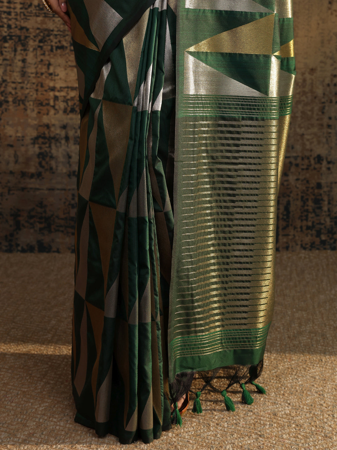 Green Woven Design Silk Blend Saree With Unstitched Blouse Piece