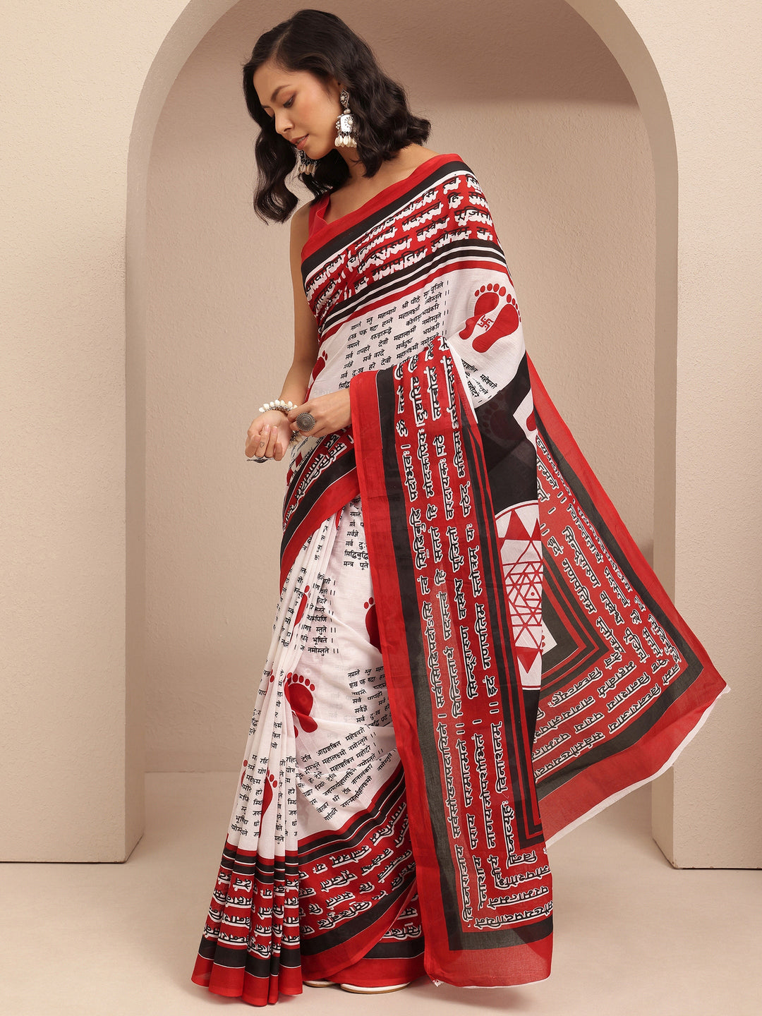 Red Printed Cotton Saree With Unstitched Blouse Piece