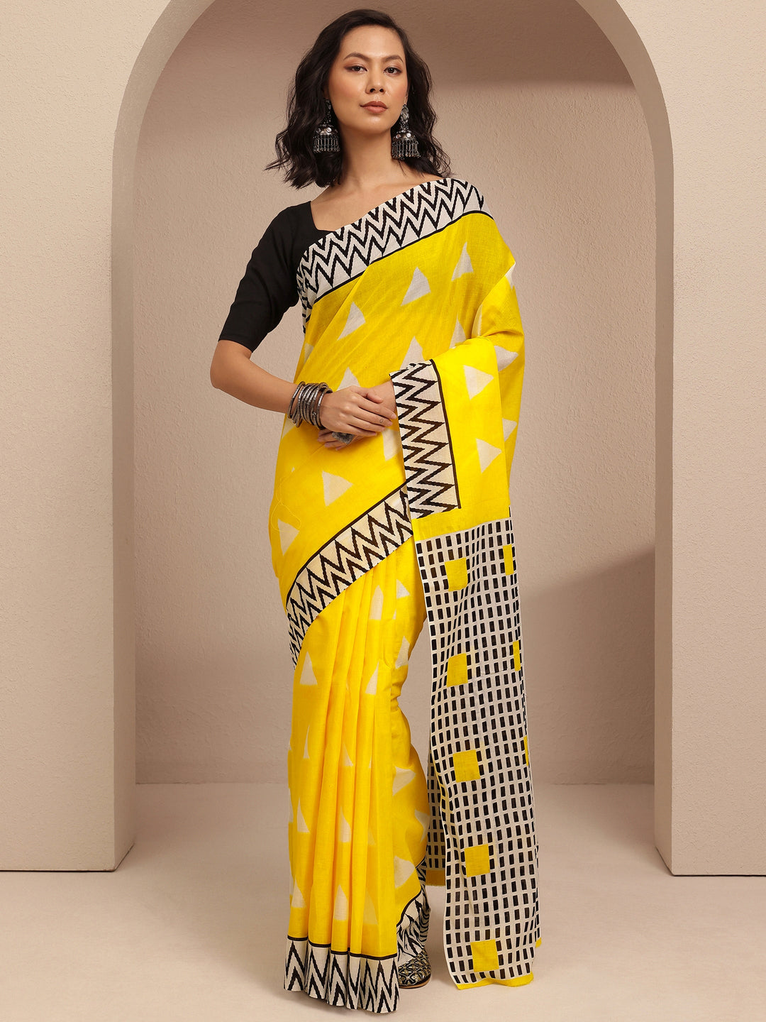Yellow Geometric Printed Cotton Saree With Unstitched Blouse Piece