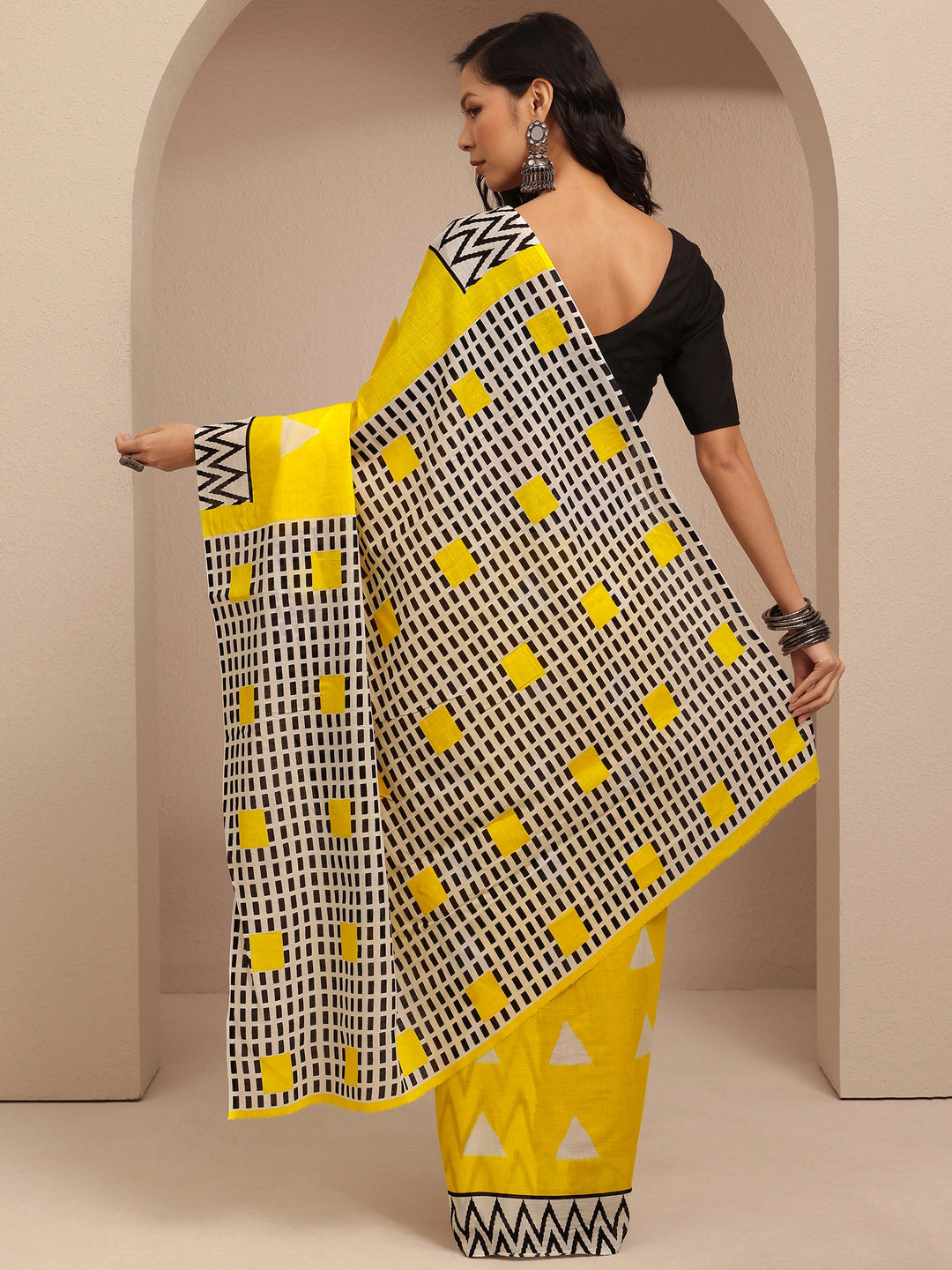 Yellow Geometric Printed Cotton Saree With Unstitched Blouse Piece