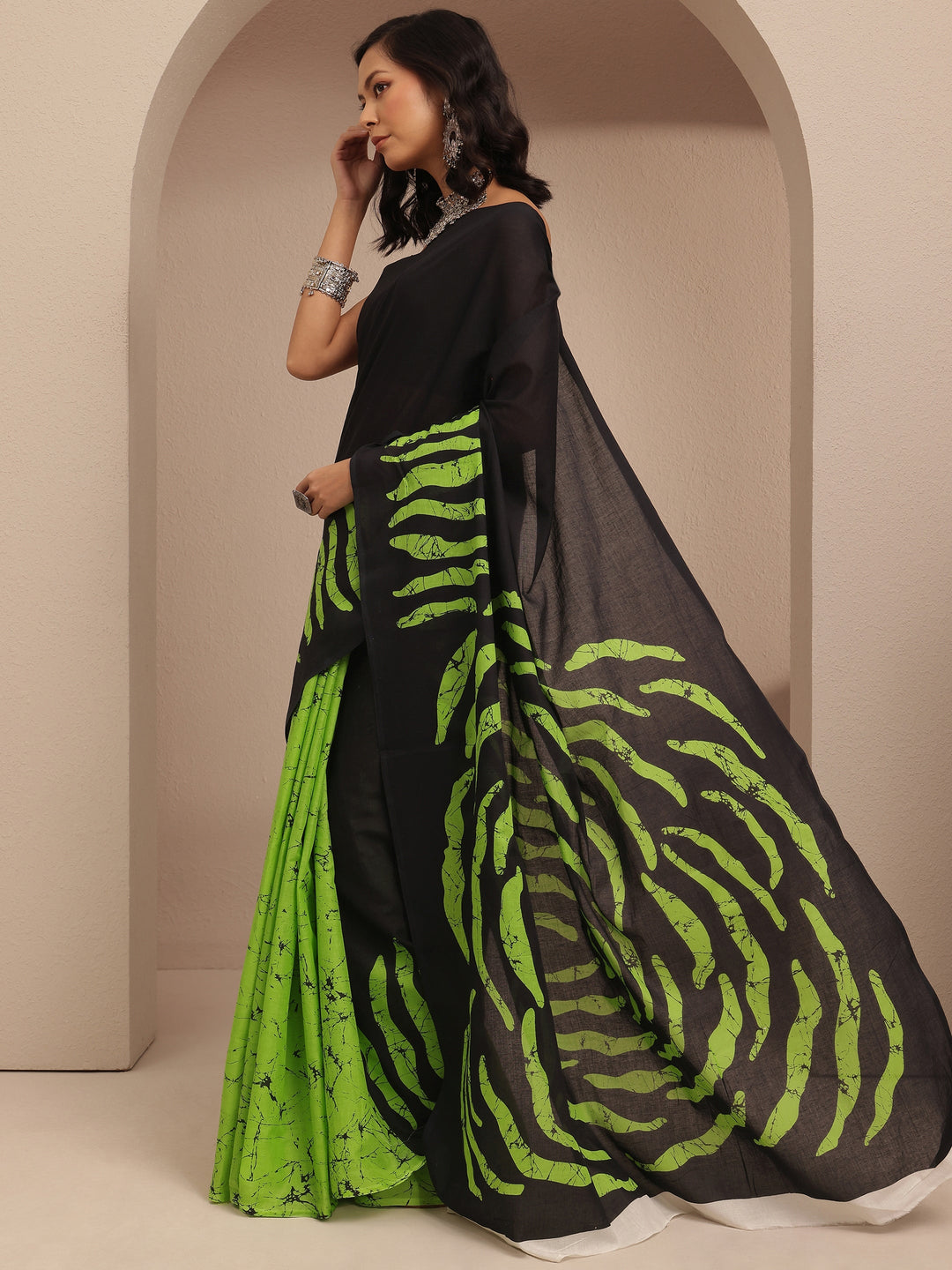 Black Abstract Printed Cotton Saree With Unstitched Blouse Piece