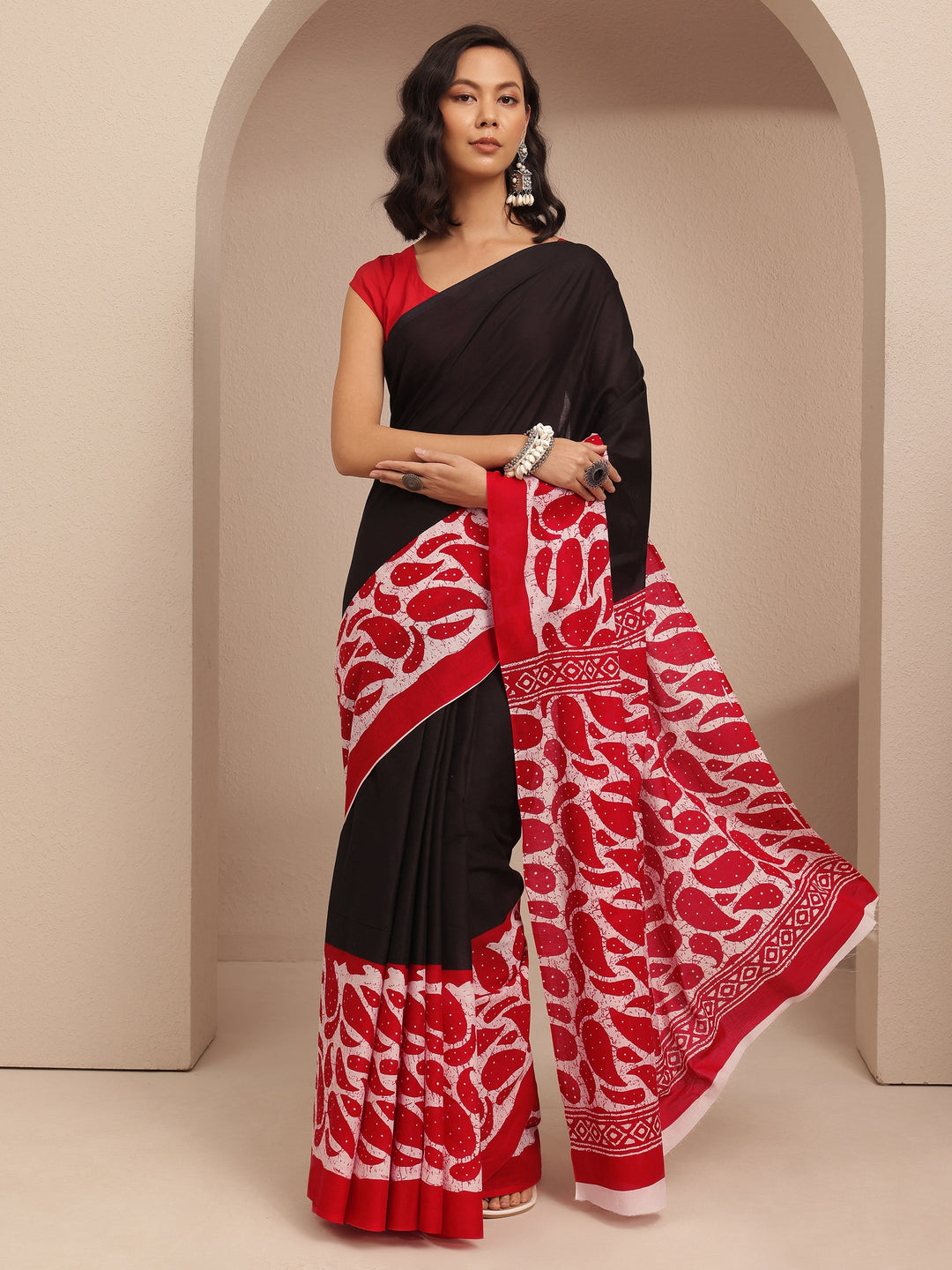 Red Solid Cotton Saree With Unstitched Blouse Piece