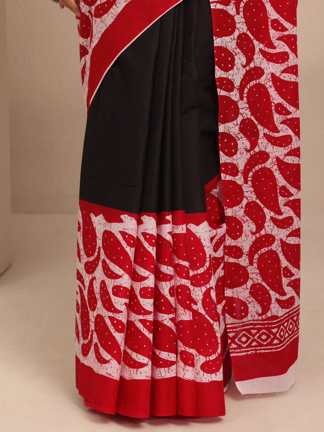 Red Solid Cotton Saree With Unstitched Blouse Piece