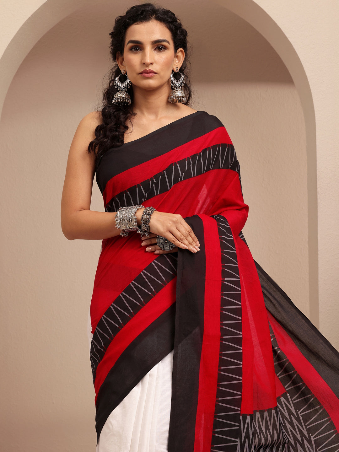 Red Solid Cotton Saree With Unstitched Blouse Piece