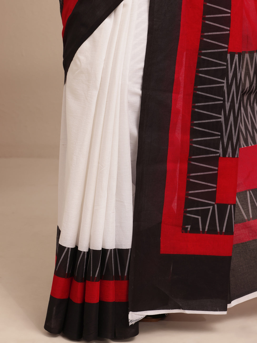 Red Solid Cotton Saree With Unstitched Blouse Piece