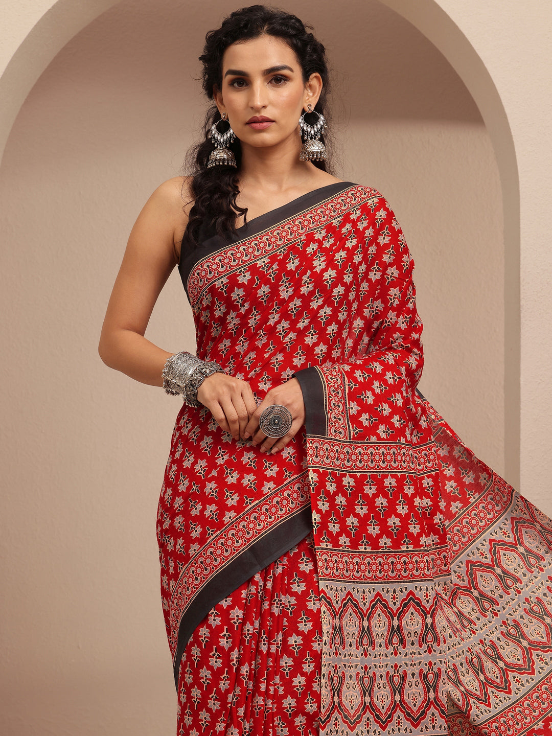 Red Printed Cotton Saree With Unstitched Blouse Piece
