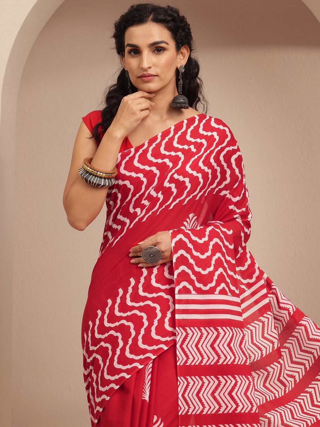 Red Printed Cotton Saree With Unstitched Blouse Piece