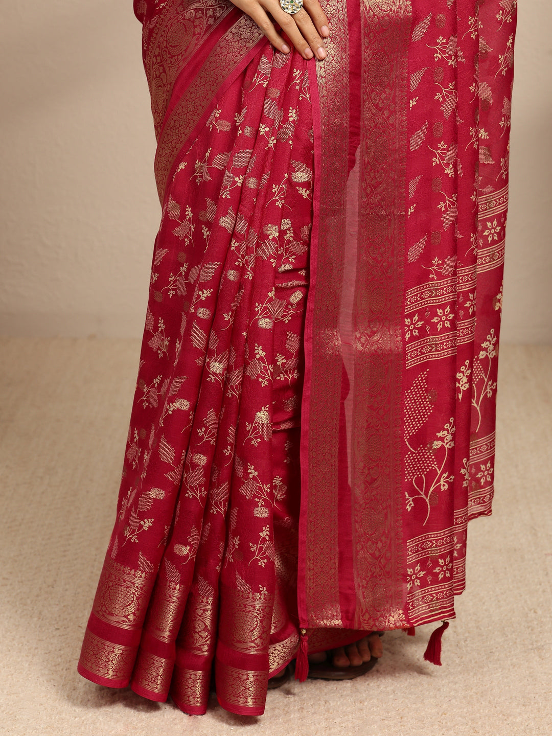 Red Floral Printed Silk Blend Saree With Unstitched Blouse Piece