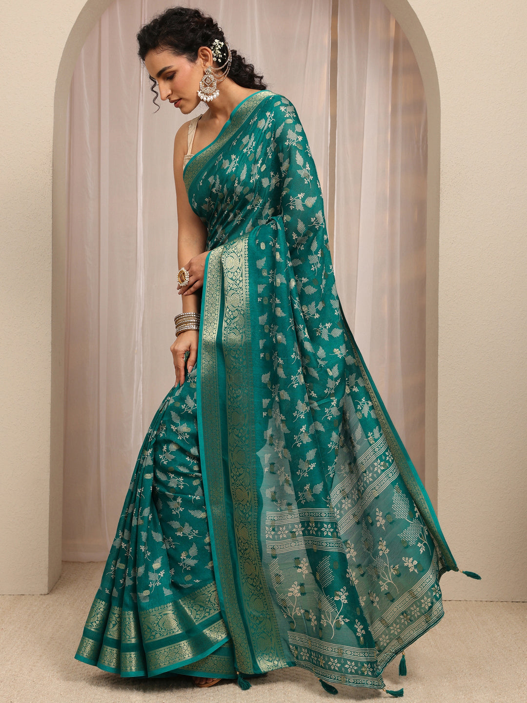 Green Floral Printed Silk Blend Saree With Unstitched Blouse Piece