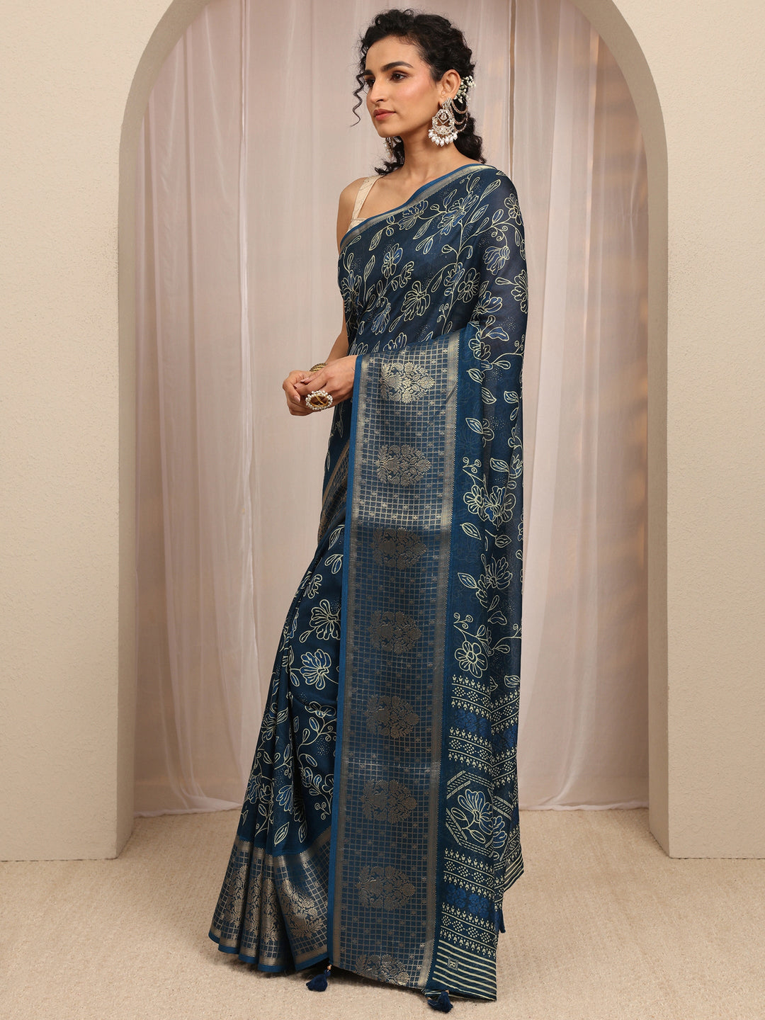 Blue Floral Printed Silk Blend Saree With Unstitched Blouse Piece