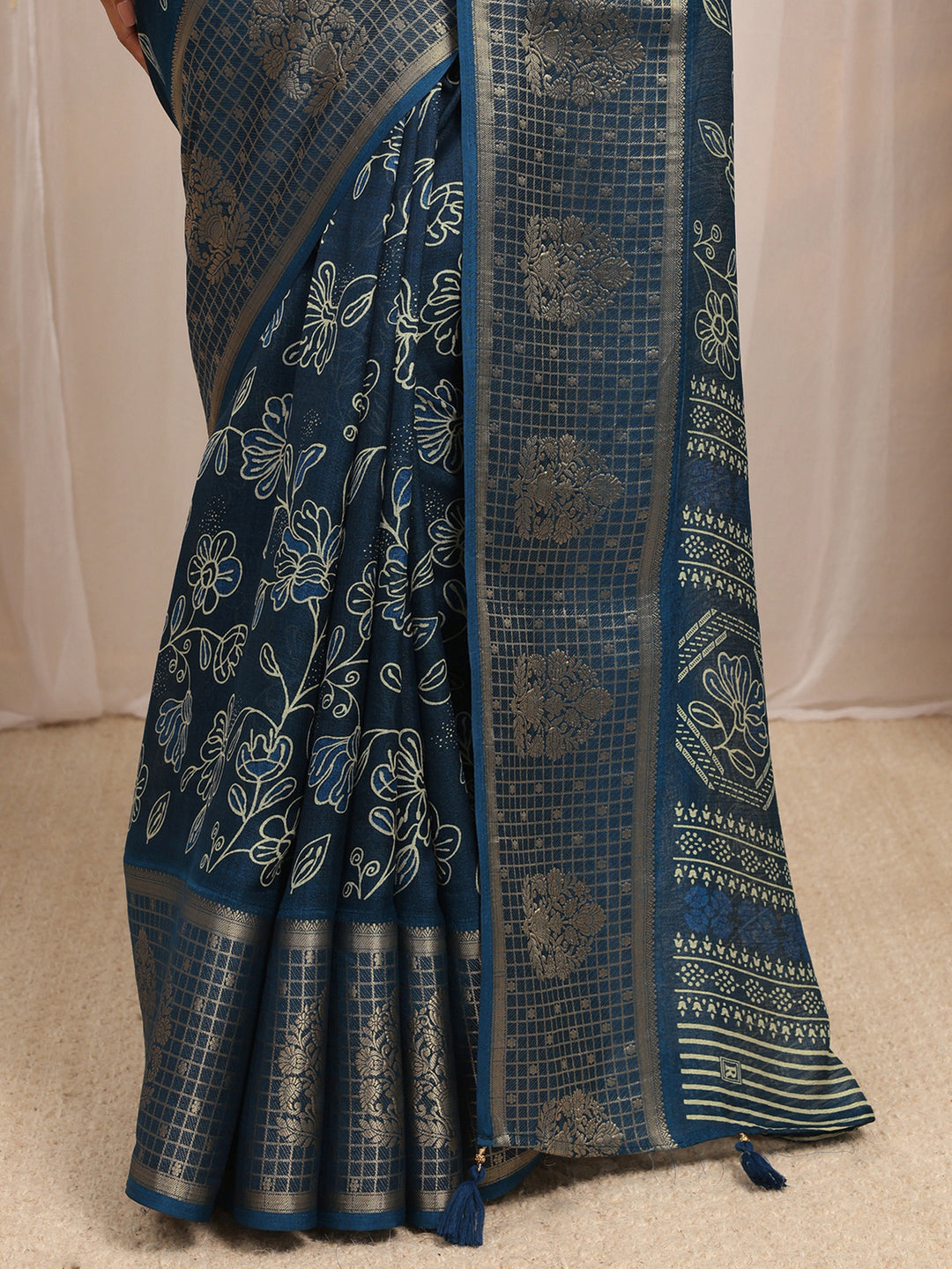 Blue Floral Printed Silk Blend Saree With Unstitched Blouse Piece