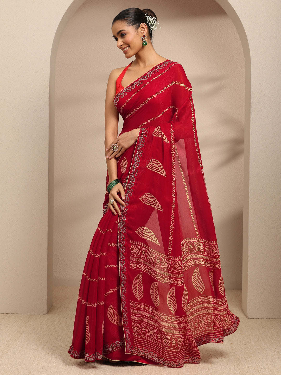 Red Ethnic Motifs Printed Silk Blend Saree With Unstitched Blouse Piece