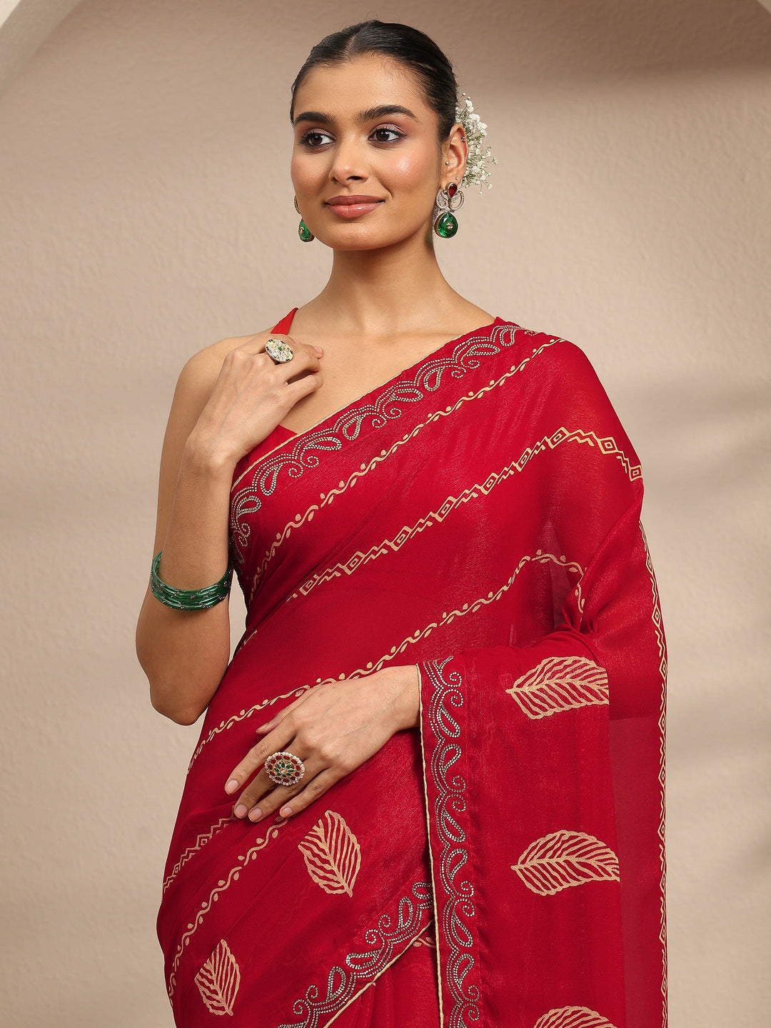 Red Ethnic Motifs Printed Silk Blend Saree With Unstitched Blouse Piece