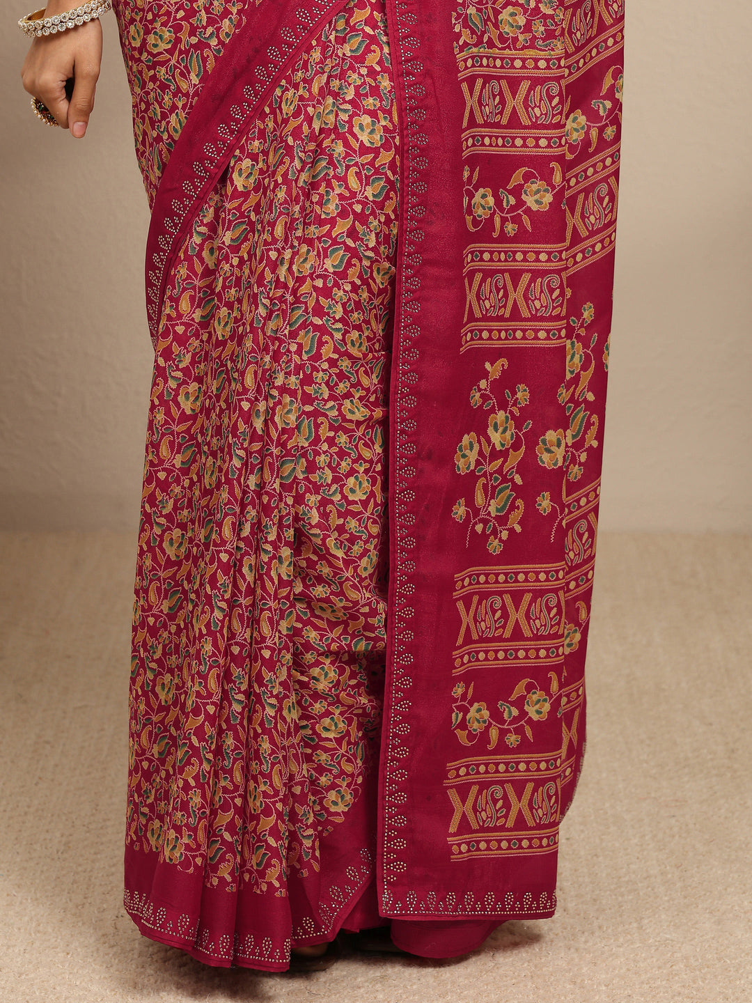 Red Floral Printed Silk Blend Saree With Unstitched Blouse Piece
