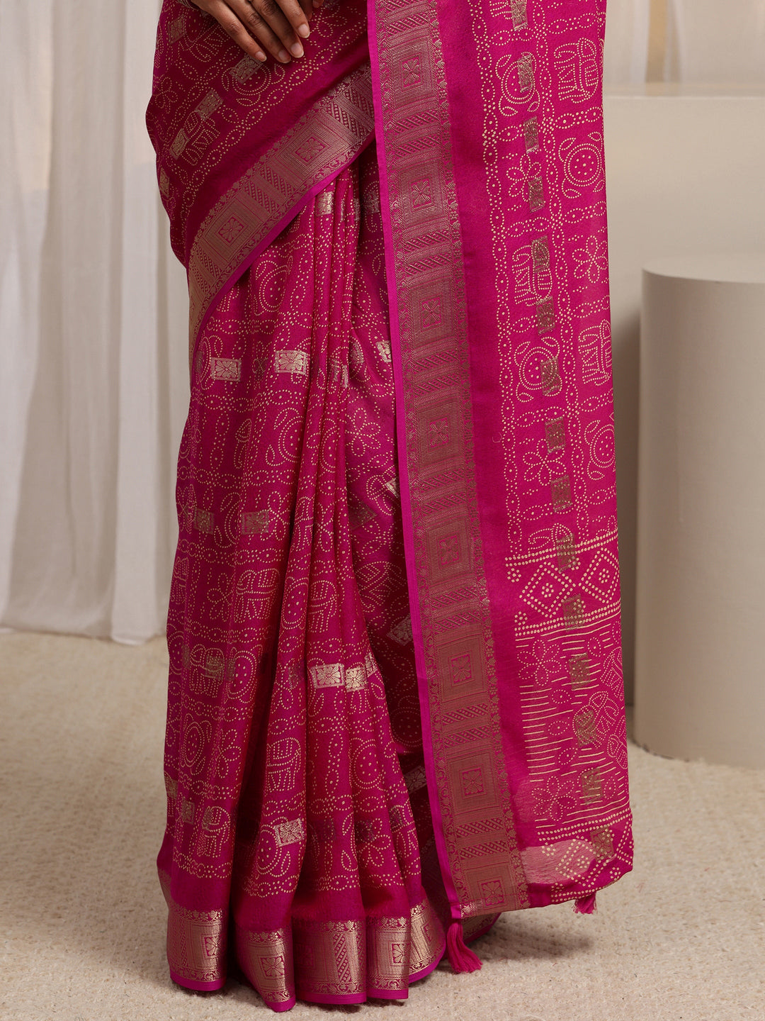 Pink Bandhani Printed Silk Blend Saree 
With Unstitched Blouse Piece