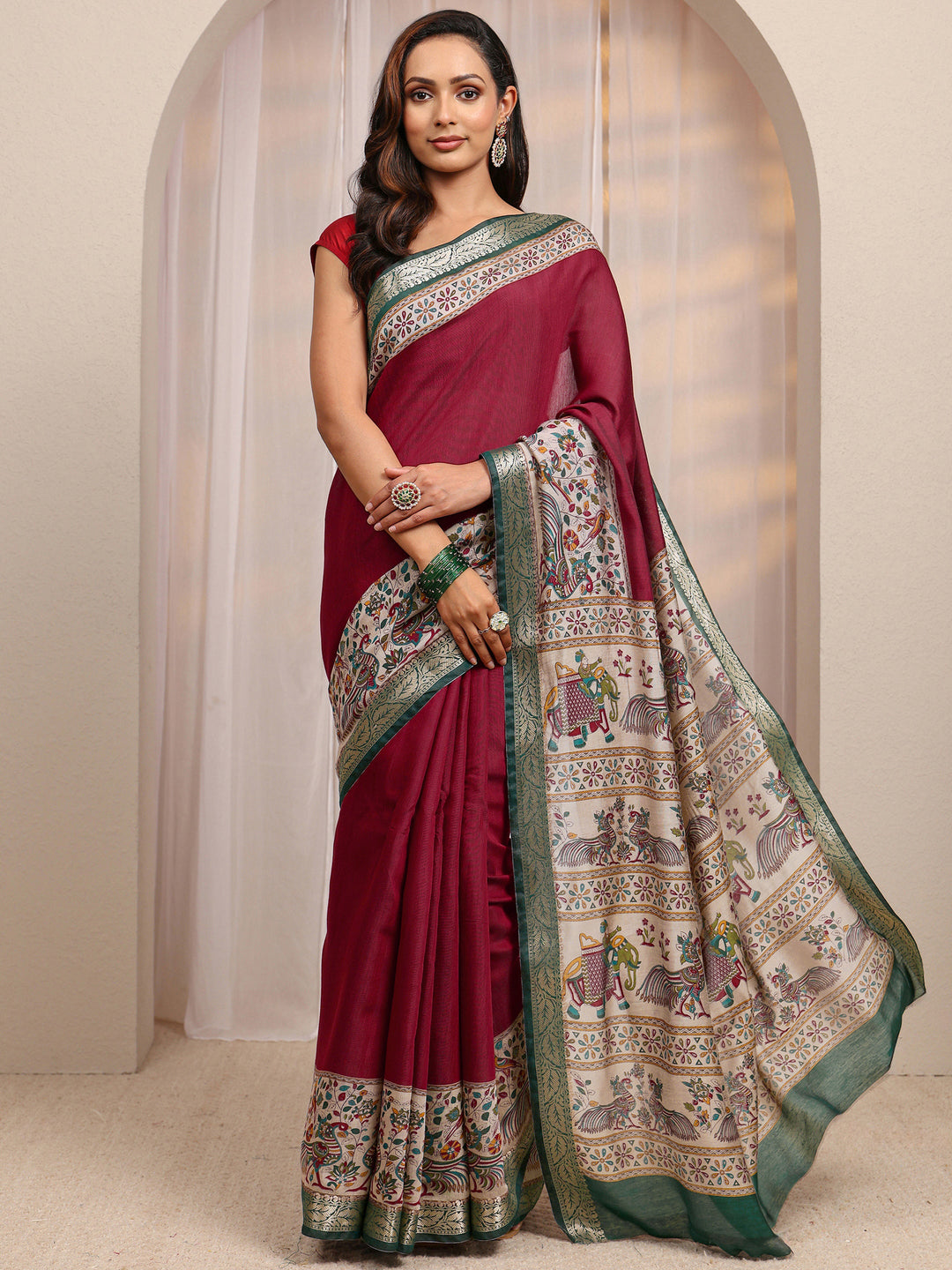 Red Ethnic Motif Printed Silk Blend Saree 
With Unstitched Blouse Piece